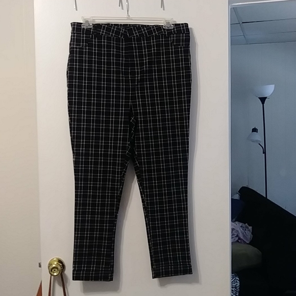Rue 21 Black and White Plaid Cuffed Pants - Picture 3 of 4
